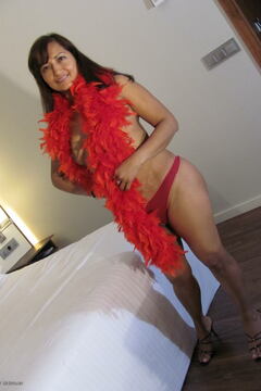 This European mature slut loves to play Maturenl Free
