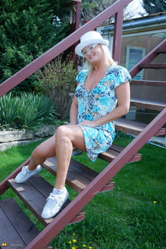 Housewife getting frisky in the garden Maturenl Free
